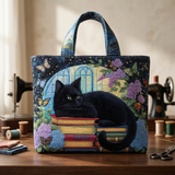 Mala artesanal com gato preto sobre livros – Ideia para presente