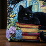 Mala artesanal com gato preto sobre livros – Ideia para presente